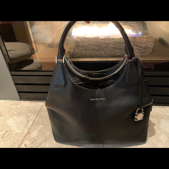 Micheal Kors purse - Picture 1 of 3